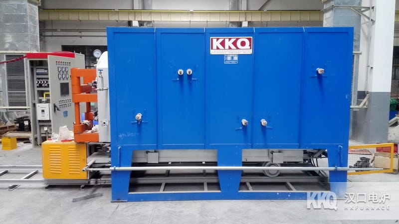 臺(tái)車式真空爐安裝現(xiàn)場